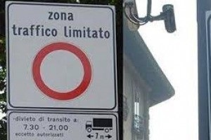 Chiedere l'autorizzazione a transitare in via del Corso